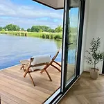 보트호텔 Surla Houseboat 