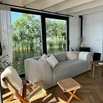 보트호텔 Surla Houseboat 