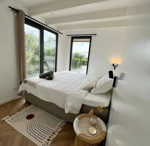 Botel Surla Houseboat 