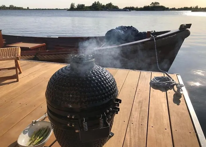 Botel Surla Houseboat 