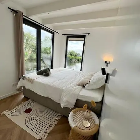 Hotel en barco Surla Houseboat 