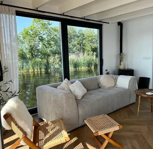 Hotel en barco Surla Houseboat 